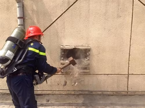 Một đám cháy lớn đã bốc lên trên nóc của Cung Thiếu nhi Hà Nội, đường Lý Thái Tổ, quận Hoàn Kiếm. (Ảnh: Sơn Bách/Vietnam+)