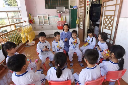 Nụ cười luôn nở trên môi Sơ khi dạy dỗ, vui chơi cùng các em nhỏ.
