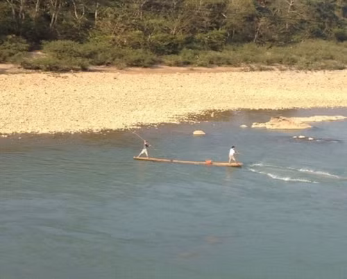 Người dân lưu vực sông Gâm ở Bảo Lâm, Bảo Lạc (Cao Bằng) dùng mảng để làm phương tiện bắt cá.