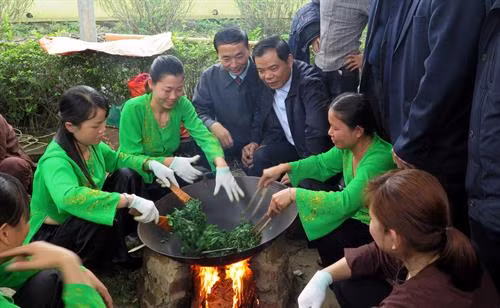 Các đại biểu tham quan Hội thi sao chè của các làng nghề chè. Ảnh: Quân Trang-TTXVN