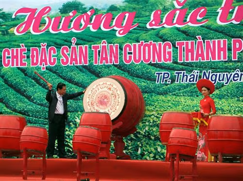 Bộ trưởng Nông nghiệp và Phát triển nông thôn Nguyễn Xuân Cường đánh trống khai hội. Ảnh: Quân Trang-TTXVN