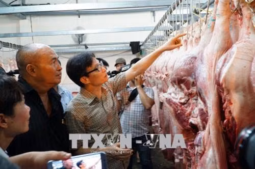Phó thủ tướng Chính Phủ Vũ Đức Đam cùng đoàn công tác thị sát tình hình kinh doanh buôn bán của bà con tiểu thương và công tác đảm bảo an toàn vệ sinh thực phẩm tại chợ đầu mối Bình Điền, Thành phố Hồ Chí Minh. Ảnh: Phương Vy-TTXVN