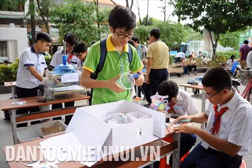 Các đội tham gia phần thi "sáng chế dụng cụ thông minh" tại Ngày hội. Ảnh: An Hiếu