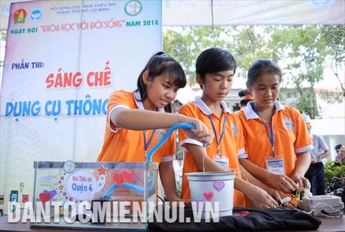 Các học sinh đến từ Nhà thiếu nhi Quận 4 tham gia phần thi "sáng chế dụng cụ thông minh" với mô hình "tưới nước và đo độ ẩm tự động" tại Ngày hội. Ảnh: An Hiếu