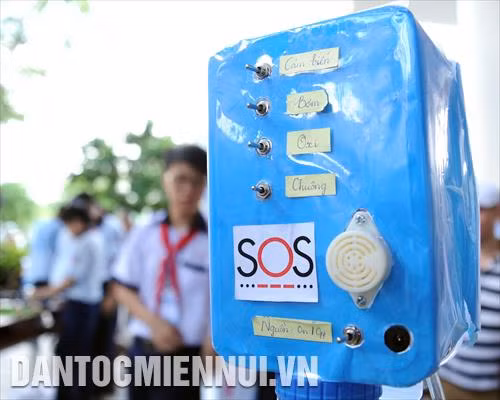 Đội thi đến từ Nhà thiếu nhi Quận 2 thử nghiệm mô hình "Bình cứu hộ cá nhân" tại Ngày hội. Ảnh An Hiếu