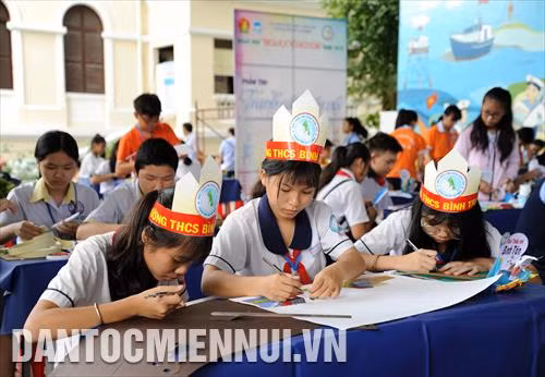 Các học sinh tham gia phần thi tranh cắt giấy nổi nghệ thuật tại Ngày hội. Ảnh: An Hiếu