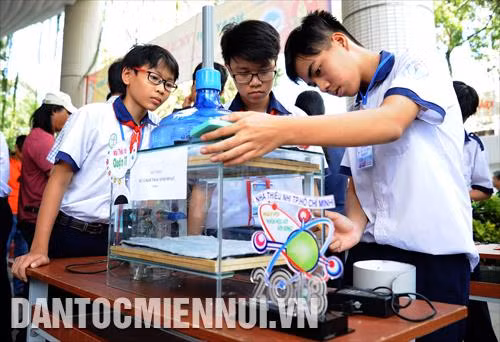Mô hình "xử lý khí thải sinh hoạt" của các học sinh đại diện cho nhà thiếu nhi Quận 11 tại Ngày hội. Ảnh: An Hiếu