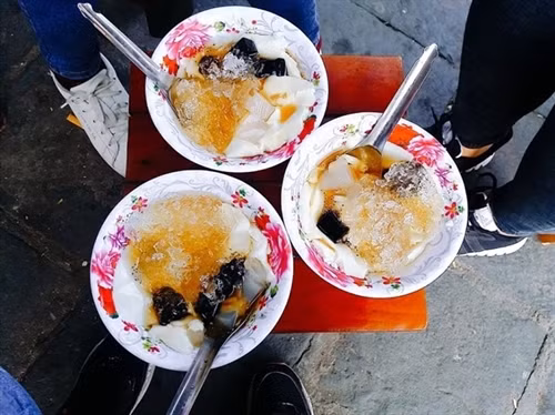 Đi dọc sông Hoài buổi tối, bạn sẽ thấy nhiều gánh hàng rong bán tào phớ rất đông người ăn. Bát tào phớ có thêm nước gừng cay ngọt vừa đủ, thạch trắng, nước cốt dừa, là món ăn thanh mát, ngọt dịu. Một bát tào phớ giá 10.000 đồng. Ảnh: Xuân Phú