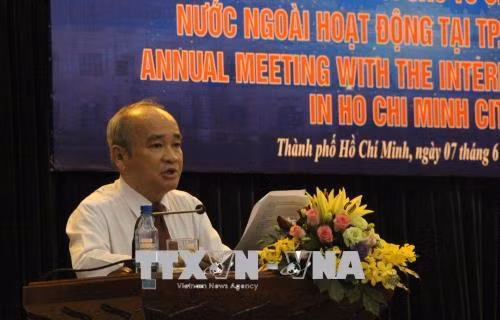 Ông Huỳnh Minh Thiện, Chủ tịch Liên hiệp các tổ chức hữu nghị Thành phố Hồ Chí Minh, Tổ trưởng tổ công tác phi chính phủ nước ngoài thành phố phát biểu tại hội nghị. Ảnh: Xuân Dự - TTXVN