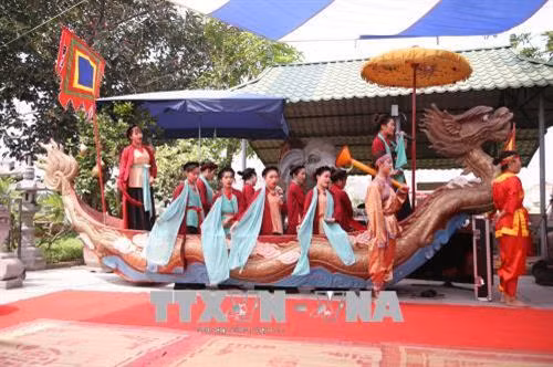 Diễn xướng hát Chèo tàu tại lễ kỷ niệm 20 năm ngày ra mắt Câu lạc bộ hát Chèo tàu xã Tân Hội. Ảnh: Đinh Thuận - TTXVN