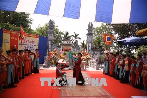 Đặc thù của chèo tàu là chỉ có nữ hát. ảnh: Đinh Thuận - TTXVN