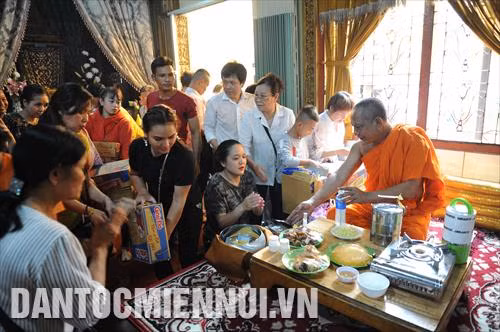 Chư tăng chùa Chantarăngsây (Quận 3, Thành phố Hồ Chí Minh) tụng kinh hồi hướng phước báo, độ thực từ vật thực do Phật tử cúng dường