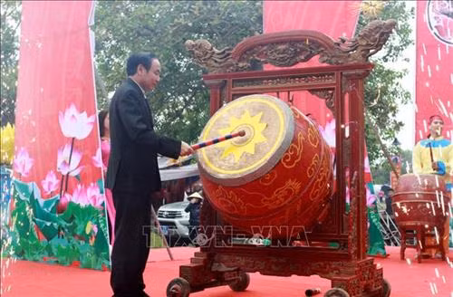 Trưởng ban Nội chính Tỉnh uỷ Thái Bình Vũ Đức Hằng đánh trống khai hội. Ảnh: Thế Duyệt – TTXVN
