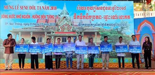 Trao tặng nhà Đại Đoàn kết cho hộ Khmer nghèo dịp Lễ Sen Dolta. Ảnh: Trung Hiếu-TTXVN