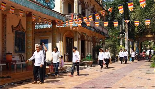 Đông đảo đồng bào Khmer đến chùa ấp 5, xã Vĩnh Trung, huyện Vị Thủy trong dịp Sen Dolta. Ảnh: Hồng Thái - TTXVN