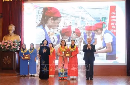 Đồng chí Trần Quốc Vượng, Ủy viên Bộ Chính trị, Thường trực Ban Bí thư và đồng chí Trương Thị Mai, Ủy viên Bộ Chính trị, Bí thư Trung ương Đảng, Trưởng Ban Dân vận Trung ương trao Giải thưởng Phụ nữ Việt Nam năm 2018 cho tập thể lao động nữ Tổng công ty May 10, Tập đoàn Dệt may Việt Nam. Ảnh: Phương Hoa – TTXVN