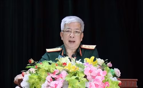 Thượng tướng Nguyễn Chí Vịnh, thay mặt Quân ủy Trung ương, Bộ Quốc phòng giao nhiệm vụ cho Bệnh viện dã chiến cấp 2 số 1 khi sang làm nhiệm vụ gìn giữ hòa bình tại Nam Sudan. Ảnh: Xuân Khu-TTXVN.