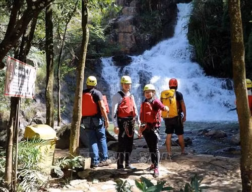 Nhiều khu vực trên Tour du lịch thác Datanla có biển cảnh báo nguy hiểm. Ảnh: Quốc Hùng- Đặng Tuấn (TTXVN) Hướng dẫn viên du lịch kiểm tra an toàn trước khi cho du khách trượt thác. Ảnh: Quốc Hùng- Đặng Tuấn (TTXVN) Du khách được yêu cầu móc dây bảo hiểm khi đứng tại những vị trí nguy hiểm. Ảnh: Quốc Hùng- Đặng Tuấn (TTXVN)