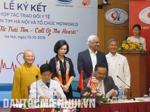 Bệnh viện tim Hà Nội và tổ chức MD1WORLD ký kết hợp tác. Ảnh : Ngọc Dung - TTXVN