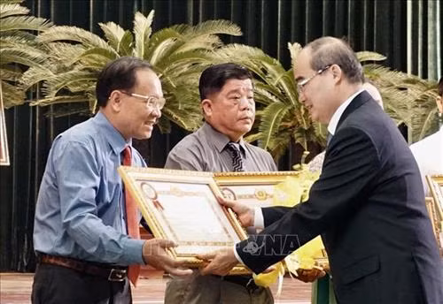 Bí thư Thành uỷ Thành phố Hồ Chí Minh Nguyễn Thiện Nhân trao tặng Bằng khen của Ban Thường vụ Thành uỷ cho các cá nhân, tập thể xuất sắc. Ảnh: Anh Tuấn - TTXVN