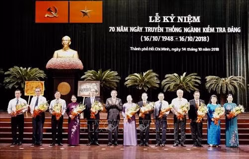 Đại diện lãnh đạo Uỷ ban Kiểm tra Trung ương trao tặng Kỷ niệm chương Vì sự nghiệp kiểm tra của Đảng cho các đồng chí lãnh đạo Thành uỷ, Uỷ ban Kiểm tra đảng các cấp của Thành phố Hồ Chí Minh. Ảnh: Anh Tuấn - TTXVN