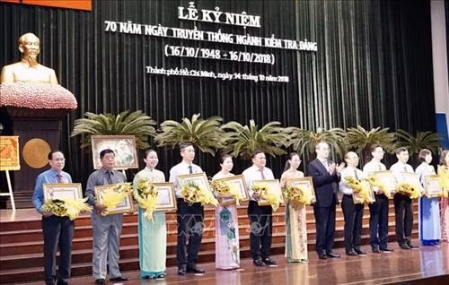 Bí thư Thành uỷ Thành phố Hồ Chí Minh Nguyễn Thiện Nhân trao tặng Bằng khen của Ban Thường vụ Thành uỷ cho các cá nhân, tập thể xuất sắc. Ảnh: Anh Tuấn - TTXVN