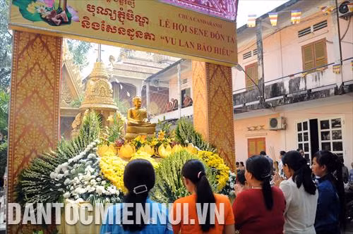 Đồng bào Khmer đi lễ chùa vào dịp lễ Sen Đôn Ta năm 2018 tại chùa Chantarăngsây (Quận 3, Thành phố Hồ Chí Minh)