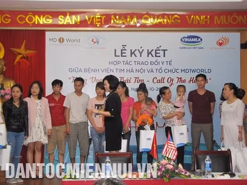 Nhà tài trợ Vinamilk tặng quà và cam kết đồng tiếp tục đồng hành cùng các bệnh nhân nghèo. Ảnh: Ngọc Dung - TTXVN