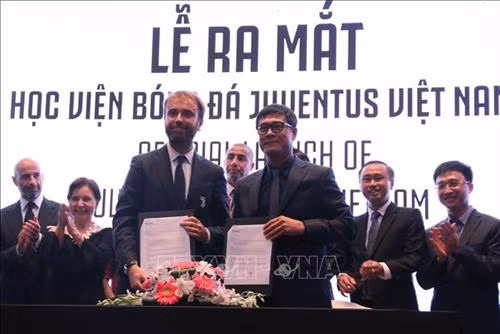 Đại diện Công ty cổ tiếp thị thể thao Bình Minh và Câu lạc bộ bóng đá Juventus ký kết hợp tác. Ảnh: Xuân Dự - TTXVN