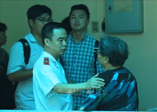 Ông Nguyễn Hồng Điệp, Trưởng Ban tiếp dân Trung ương (Thanh tra Chính phủ) trao đổi với người dân Thủ Thiêm. Ảnh: Trần Xuân Tình - TTXVN
