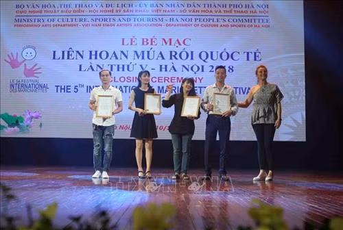 Ban tổ chức trao HCV ở hạng mục giải diễn viên xuất sắc. Ảnh: Thanh Tùng-TTXVN
