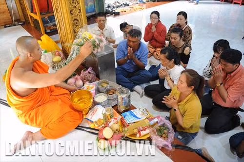 Chư tăng chùa Chantarăngsây (Quận 3, Thành phố Hồ Chí Minh) tụng kinh hồi hướng phước báo, độ thực từ vật thực do Phật tử cúng dường