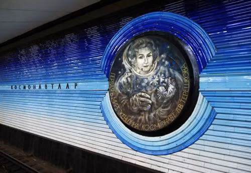 Valentina Tereshkova, người phụ nữ đầu tiên bay vào vũ trụ được khắc họa tại ga Kosmonavtlar. Tường gốm tại đây mờ dần từ màu xanh sang màu đen, giống như quá trình vượt qua khí quyển Trái đất.