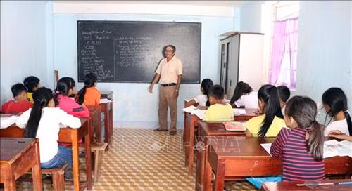 Lớp học tiếng Anh của thầy Lê Văn Hô, người có 24 năm tự nguyện gắn bó với Cơ sở Vinh Sơn 1. Ảnh: Cao Nguyên - TTXVN
