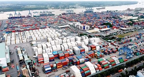 Bãi chứa container tại cảng Cát Lái. Nguồn: sggp.org.vn