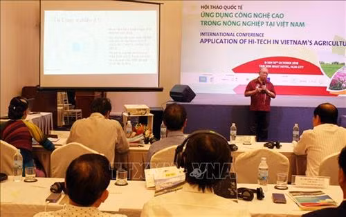 Giáo sư Võ Tòng Xuân (Đại học Nam Cần Thơ) chia sẻ thông tin về nông dân Việt Nam trong nông nghiệp 4.0. Ảnh: Tiến Lực – TTXVN