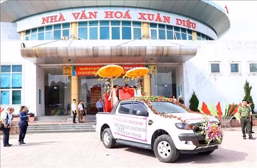 Chính quyền và dòng họ Nguyễn Huy tổ chức rước Bằng công nhận di sản Thế giới về xã Trường Lộc. Ảnh: Công Tường-TTXVN