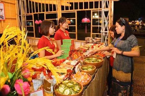 Người dân tham quan và mua món ăn tại các gian hàng ẩm thực. Ảnh: Thành Đạt – TTXVN