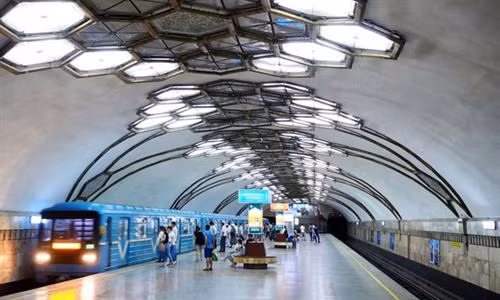 Một đoàn tàu vào ga Novza, đặt tên theo một khu vực của Tashkent.