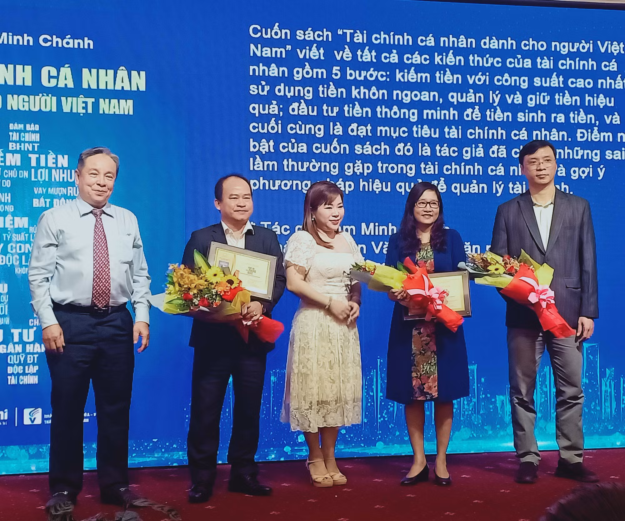 Công bố Top 10 tựa sách, bộ sách do bạn đọc báo Doanh nhân Sài Gòn bình chọn