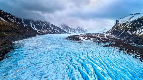 Sông băng Elephant Foot (Chân voi) ở Greenland có chiều rộng hơn 4,5 km. Sông băng Perito Moreno trong vườn quốc gia Los Glaciares ở tỉnh Santa Cruz, Argentina. Đây là một trong những địa điểm du lịch hấp dẫn ở Argentina. Hình dạng độc đáo của sông băng Oraefajok ở Iceland. Băng xanh bao phủ dãy núi trước khi tan chảy thành thác nước. Nhiếp ảnh gia Simon Fitall chụp ảnh dòng sông băng quanh núi Blanc thuộc dãy núi Alps ở Pháp. Sông băng Fox tạo thành dòng chạy xuống thung lũng mù sương ở New Zealand. Nhiếp ảnh gia Simon Goetz chụp sông băng Boya khi đang di chuyển bằng ô tô trên đường ở Na Uy. Đây là sông băng Exit trong vườn quốc gia Kenai Fjords ở Alaska, Mỹ. Màu xanh huyền ảo của dòng sông băng Skaftafell trong vườn quốc gia Vatnajokull ở Iceland. Du khách đạp xe khám phá sông băng Knick ở Anchorage, bang Alaska, Mỹ. Sông băng Rob Roy nằm trên núi Aspiring ở New Zealand. Sông băng Herbert ở Alaska, Mỹ, trông giống bánh kem chanh. Cảnh tượng hùng vĩ trên sông băng khổng lồ trong vườn quốc gia Los Glaciares ở Argentina. Băng trắng xanh bao phủ những ngọn núi màu đen trong vườn quốc gia Kenai Fjords ở Alaska, Mỹ. Sông băng Svínafellsjökull ở Iceland trông như phong cảnh trên hành tinh khác. Cận cảnh sông băng Fox, dài 12km, ở New Zealand. Sông băng Perito Moreno ở Argentina, được ghi lại bởi nhiếp ảnh gia Matt Broch.