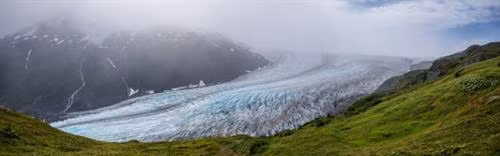 Sông băng Elephant Foot (Chân voi) ở Greenland có chiều rộng hơn 4,5 km. Sông băng Perito Moreno trong vườn quốc gia Los Glaciares ở tỉnh Santa Cruz, Argentina. Đây là một trong những địa điểm du lịch hấp dẫn ở Argentina. Hình dạng độc đáo của sông băng Oraefajok ở Iceland. Băng xanh bao phủ dãy núi trước khi tan chảy thành thác nước. Nhiếp ảnh gia Simon Fitall chụp ảnh dòng sông băng quanh núi Blanc thuộc dãy núi Alps ở Pháp. Sông băng Fox tạo thành dòng chạy xuống thung lũng mù sương ở New Zealand. Nhiếp ảnh gia Simon Goetz chụp sông băng Boya khi đang di chuyển bằng ô tô trên đường ở Na Uy. Đây là sông băng Exit trong vườn quốc gia Kenai Fjords ở Alaska, Mỹ. Màu xanh huyền ảo của dòng sông băng Skaftafell trong vườn quốc gia Vatnajokull ở Iceland. Du khách đạp xe khám phá sông băng Knick ở Anchorage, bang Alaska, Mỹ. Sông băng Rob Roy nằm trên núi Aspiring ở New Zealand. Sông băng Herbert ở Alaska, Mỹ, trông giống bánh kem chanh. Cảnh tượng hùng vĩ trên sông băng khổng lồ trong vườn quốc gia Los Glaciares ở Argentina. Băng trắng xanh bao phủ những ngọn núi màu đen trong vườn quốc gia Kenai Fjords ở Alaska, Mỹ. Sông băng Svínafellsjökull ở Iceland trông như phong cảnh trên hành tinh khác. Cận cảnh sông băng Fox, dài 12km, ở New Zealand. Sông băng Perito Moreno ở Argentina, được ghi lại bởi nhiếp ảnh gia Matt Broch.