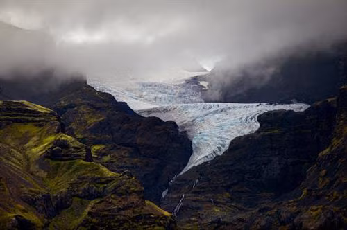 Sông băng Elephant Foot (Chân voi) ở Greenland có chiều rộng hơn 4,5 km. Sông băng Perito Moreno trong vườn quốc gia Los Glaciares ở tỉnh Santa Cruz, Argentina. Đây là một trong những địa điểm du lịch hấp dẫn ở Argentina. Hình dạng độc đáo của sông băng Oraefajok ở Iceland. Băng xanh bao phủ dãy núi trước khi tan chảy thành thác nước. Nhiếp ảnh gia Simon Fitall chụp ảnh dòng sông băng quanh núi Blanc thuộc dãy núi Alps ở Pháp. Sông băng Fox tạo thành dòng chạy xuống thung lũng mù sương ở New Zealand. Nhiếp ảnh gia Simon Goetz chụp sông băng Boya khi đang di chuyển bằng ô tô trên đường ở Na Uy. Đây là sông băng Exit trong vườn quốc gia Kenai Fjords ở Alaska, Mỹ. Màu xanh huyền ảo của dòng sông băng Skaftafell trong vườn quốc gia Vatnajokull ở Iceland. Du khách đạp xe khám phá sông băng Knick ở Anchorage, bang Alaska, Mỹ. Sông băng Rob Roy nằm trên núi Aspiring ở New Zealand. Sông băng Herbert ở Alaska, Mỹ, trông giống bánh kem chanh. Cảnh tượng hùng vĩ trên sông băng khổng lồ trong vườn quốc gia Los Glaciares ở Argentina. Băng trắng xanh bao phủ những ngọn núi màu đen trong vườn quốc gia Kenai Fjords ở Alaska, Mỹ. Sông băng Svínafellsjökull ở Iceland trông như phong cảnh trên hành tinh khác. Cận cảnh sông băng Fox, dài 12km, ở New Zealand. Sông băng Perito Moreno ở Argentina, được ghi lại bởi nhiếp ảnh gia Matt Broch.