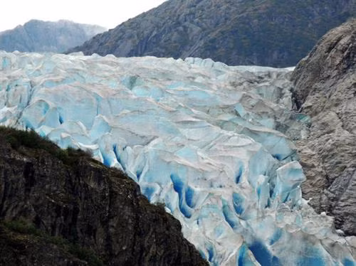 Sông băng Elephant Foot (Chân voi) ở Greenland có chiều rộng hơn 4,5 km. Sông băng Perito Moreno trong vườn quốc gia Los Glaciares ở tỉnh Santa Cruz, Argentina. Đây là một trong những địa điểm du lịch hấp dẫn ở Argentina. Hình dạng độc đáo của sông băng Oraefajok ở Iceland. Băng xanh bao phủ dãy núi trước khi tan chảy thành thác nước. Nhiếp ảnh gia Simon Fitall chụp ảnh dòng sông băng quanh núi Blanc thuộc dãy núi Alps ở Pháp. Sông băng Fox tạo thành dòng chạy xuống thung lũng mù sương ở New Zealand. Nhiếp ảnh gia Simon Goetz chụp sông băng Boya khi đang di chuyển bằng ô tô trên đường ở Na Uy. Đây là sông băng Exit trong vườn quốc gia Kenai Fjords ở Alaska, Mỹ. Màu xanh huyền ảo của dòng sông băng Skaftafell trong vườn quốc gia Vatnajokull ở Iceland. Du khách đạp xe khám phá sông băng Knick ở Anchorage, bang Alaska, Mỹ. Sông băng Rob Roy nằm trên núi Aspiring ở New Zealand. Sông băng Herbert ở Alaska, Mỹ, trông giống bánh kem chanh. Cảnh tượng hùng vĩ trên sông băng khổng lồ trong vườn quốc gia Los Glaciares ở Argentina. Băng trắng xanh bao phủ những ngọn núi màu đen trong vườn quốc gia Kenai Fjords ở Alaska, Mỹ. Sông băng Svínafellsjökull ở Iceland trông như phong cảnh trên hành tinh khác. Cận cảnh sông băng Fox, dài 12km, ở New Zealand. Sông băng Perito Moreno ở Argentina, được ghi lại bởi nhiếp ảnh gia Matt Broch.
