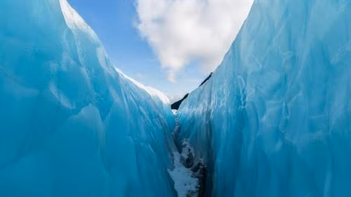 Sông băng Elephant Foot (Chân voi) ở Greenland có chiều rộng hơn 4,5 km. Sông băng Perito Moreno trong vườn quốc gia Los Glaciares ở tỉnh Santa Cruz, Argentina. Đây là một trong những địa điểm du lịch hấp dẫn ở Argentina. Hình dạng độc đáo của sông băng Oraefajok ở Iceland. Băng xanh bao phủ dãy núi trước khi tan chảy thành thác nước. Nhiếp ảnh gia Simon Fitall chụp ảnh dòng sông băng quanh núi Blanc thuộc dãy núi Alps ở Pháp. Sông băng Fox tạo thành dòng chạy xuống thung lũng mù sương ở New Zealand. Nhiếp ảnh gia Simon Goetz chụp sông băng Boya khi đang di chuyển bằng ô tô trên đường ở Na Uy. Đây là sông băng Exit trong vườn quốc gia Kenai Fjords ở Alaska, Mỹ. Màu xanh huyền ảo của dòng sông băng Skaftafell trong vườn quốc gia Vatnajokull ở Iceland. Du khách đạp xe khám phá sông băng Knick ở Anchorage, bang Alaska, Mỹ. Sông băng Rob Roy nằm trên núi Aspiring ở New Zealand. Sông băng Herbert ở Alaska, Mỹ, trông giống bánh kem chanh. Cảnh tượng hùng vĩ trên sông băng khổng lồ trong vườn quốc gia Los Glaciares ở Argentina. Băng trắng xanh bao phủ những ngọn núi màu đen trong vườn quốc gia Kenai Fjords ở Alaska, Mỹ. Sông băng Svínafellsjökull ở Iceland trông như phong cảnh trên hành tinh khác. Cận cảnh sông băng Fox, dài 12km, ở New Zealand. Sông băng Perito Moreno ở Argentina, được ghi lại bởi nhiếp ảnh gia Matt Broch.