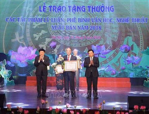 Lễ trao giải A cho các tác giả. Ảnh: Thanh Tùng-TTXVN