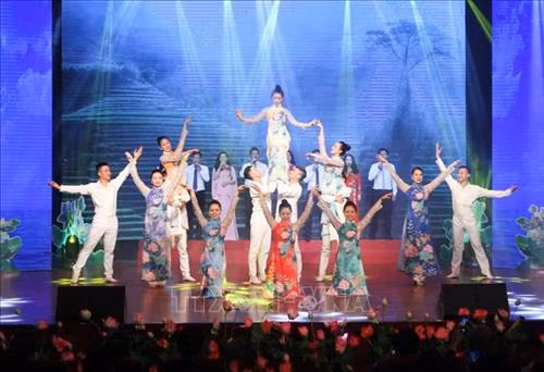 Tiết mục văn nghệ chào mừng tại buổi lễ. Ảnh: Thanh Tùng-TTXVN
