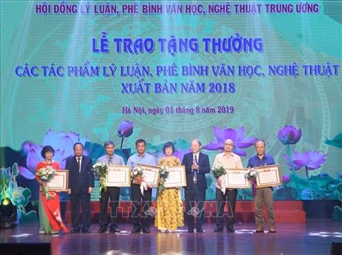 Các tác giả có tác phẩm đạt mức B nhận trao thưởng. Ảnh: Thanh Tùng-TTXVN
