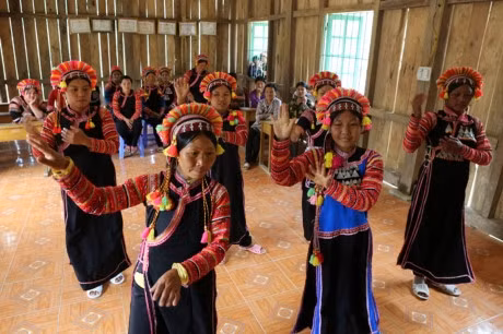 Người La Hủ hay còn gọi là Xá Lá Vàng, Cò Xung, Khù Sung, Khả Quy... hiện có khoảng 10.000 người, sinh sống chủ yếu ở đầu nguồn sông Đà, thuộc huyện Mường Tè, tỉnh Lai Châu. Tuy cuộc sống còn nhiều khó khăn, song đồng bào La Hủ nơi đây vẫn chú trọng gìn giữ bản sắc văn hóa truyền thống, nhất là phụ nữ mặc áo dài tà đen làm nổi bật vóc dáng. Phơ cơ zỡ – tiếng La Hủ có nghĩa là áo dài. Người La Hủ ở Mường Tè thường mặc áo dài tà đen. Các họa tiết, hoa văn... trên mỗi bộ trang phục phụ nữ La Hủ nói lên sự gắn bó giữa cơ thể con người trong sự vận động của cuộc sống với thiên nhiên. Áo dài của người La Hủ ngoài việc mặc ôm sát làm nổi bật đường cong của cơ thể người phụ nữ, còn đẹp ở cách phối màu sắc, cách trang trí và kỳ công của người làm. Mỗi người con gái La Hủ khi đến tuổi thành niên đều tự ý thức may cho mình một chiếc áo dài. Con gái La Hủ thường mặc loại áo cánh tay có nhiều sắc đỏ thể hiện sức sống tươi trẻ và niềm tin yêu cuộc sống. Do hoàn toàn được làm thủ công, nên thời gian để người La Hủ may một chiếc áo dài có khi mất cả tháng mới xong. Duyên dáng thiếu nữ dân tộc La Hủ. Cao nhất trên đầu là vành khăn trang trí với 5 màu sắc. Khăn quấn đầu chủ yếu được làm bằng vải đủ màu và hạt cườm rủ xuống, tạo nét khả ái cho khuôn mặt của người phụ nữ. Để có được bộ trang phục, khăn đội đầu đẹp, đòi hỏi ý tưởng sáng tạo nghệ thuật của người làm. Màu sắc chủ đạo được phối ở cánh tay và điểm xuyết bạc trắng ở thân áo. Làm đẹp cho thân áo còn có sự kết hợp của các hoa văn làm bằng nhôm hình tròn, hình tam giác. Một chiếc áo đẹp còn ở cách trang trí, bài trí những đường diềm tỉ mỉ trên thân áo, tay áo nổi bật lên trên nền vải đen với nhiều màu chỉ đen, đỏ, vàng... May tay áo là công đoạn chiếm nhiều thời gian nhất, có thể tận dụng vải cũ làm lớp lót bên trong, phía ngoài được may ngược. Một ngày với người phụ nữ La Hủ được bắt đầu bằng việc vận trang phục và công đoạn lâu nhất là bện tóc, bọc bằng sợi dây vải màu hồng. Mũ đội đầu Người La Hủ khâu ngực áo rất cẩn thận, đây là công đoạn tách rời những đường viền xếp chồng lên nhau của các loại vải. Việc này không chỉ thể hiện sự khéo léo của những người phụ nữ, mà còn là một trong những nét đẹp trong văn hóa truyền thống của người La Hủ. Vòng quấn đầu được làm từ cây song, mây trên rừng và được điểm tô bằng những chiếc ghim nhôm trang trí. Trang phục truyền thống dân tộc La Hủ đang có nguy cơ mai một, do những thách thức từ điều kiện kinh tế - xã hội.. ...Và việc đồng hóa giữa các dân tộc về phong tục, trang phục. Lớp trẻ dân tộc La Hủ ngày nay thường tự ti khi mặc áo dài dân tộc mình.