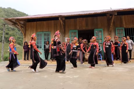 Người La Hủ hay còn gọi là Xá Lá Vàng, Cò Xung, Khù Sung, Khả Quy... hiện có khoảng 10.000 người, sinh sống chủ yếu ở đầu nguồn sông Đà, thuộc huyện Mường Tè, tỉnh Lai Châu. Tuy cuộc sống còn nhiều khó khăn, song đồng bào La Hủ nơi đây vẫn chú trọng gìn giữ bản sắc văn hóa truyền thống, nhất là phụ nữ mặc áo dài tà đen làm nổi bật vóc dáng. Phơ cơ zỡ – tiếng La Hủ có nghĩa là áo dài. Người La Hủ ở Mường Tè thường mặc áo dài tà đen. Các họa tiết, hoa văn... trên mỗi bộ trang phục phụ nữ La Hủ nói lên sự gắn bó giữa cơ thể con người trong sự vận động của cuộc sống với thiên nhiên. Áo dài của người La Hủ ngoài việc mặc ôm sát làm nổi bật đường cong của cơ thể người phụ nữ, còn đẹp ở cách phối màu sắc, cách trang trí và kỳ công của người làm. Mỗi người con gái La Hủ khi đến tuổi thành niên đều tự ý thức may cho mình một chiếc áo dài. Con gái La Hủ thường mặc loại áo cánh tay có nhiều sắc đỏ thể hiện sức sống tươi trẻ và niềm tin yêu cuộc sống. Do hoàn toàn được làm thủ công, nên thời gian để người La Hủ may một chiếc áo dài có khi mất cả tháng mới xong. Duyên dáng thiếu nữ dân tộc La Hủ. Cao nhất trên đầu là vành khăn trang trí với 5 màu sắc. Khăn quấn đầu chủ yếu được làm bằng vải đủ màu và hạt cườm rủ xuống, tạo nét khả ái cho khuôn mặt của người phụ nữ. Để có được bộ trang phục, khăn đội đầu đẹp, đòi hỏi ý tưởng sáng tạo nghệ thuật của người làm. Màu sắc chủ đạo được phối ở cánh tay và điểm xuyết bạc trắng ở thân áo. Làm đẹp cho thân áo còn có sự kết hợp của các hoa văn làm bằng nhôm hình tròn, hình tam giác. Một chiếc áo đẹp còn ở cách trang trí, bài trí những đường diềm tỉ mỉ trên thân áo, tay áo nổi bật lên trên nền vải đen với nhiều màu chỉ đen, đỏ, vàng... May tay áo là công đoạn chiếm nhiều thời gian nhất, có thể tận dụng vải cũ làm lớp lót bên trong, phía ngoài được may ngược. Một ngày với người phụ nữ La Hủ được bắt đầu bằng việc vận trang phục và công đoạn lâu nhất là bện tóc, bọc bằng sợi dây vải màu hồng. Mũ đội đầu Người La Hủ khâu ngực áo rất cẩn thận, đây là công đoạn tách rời những đường viền xếp chồng lên nhau của các loại vải. Việc này không chỉ thể hiện sự khéo léo của những người phụ nữ, mà còn là một trong những nét đẹp trong văn hóa truyền thống của người La Hủ. Vòng quấn đầu được làm từ cây song, mây trên rừng và được điểm tô bằng những chiếc ghim nhôm trang trí. Trang phục truyền thống dân tộc La Hủ đang có nguy cơ mai một, do những thách thức từ điều kiện kinh tế - xã hội.. ...Và việc đồng hóa giữa các dân tộc về phong tục, trang phục. Lớp trẻ dân tộc La Hủ ngày nay thường tự ti khi mặc áo dài dân tộc mình.